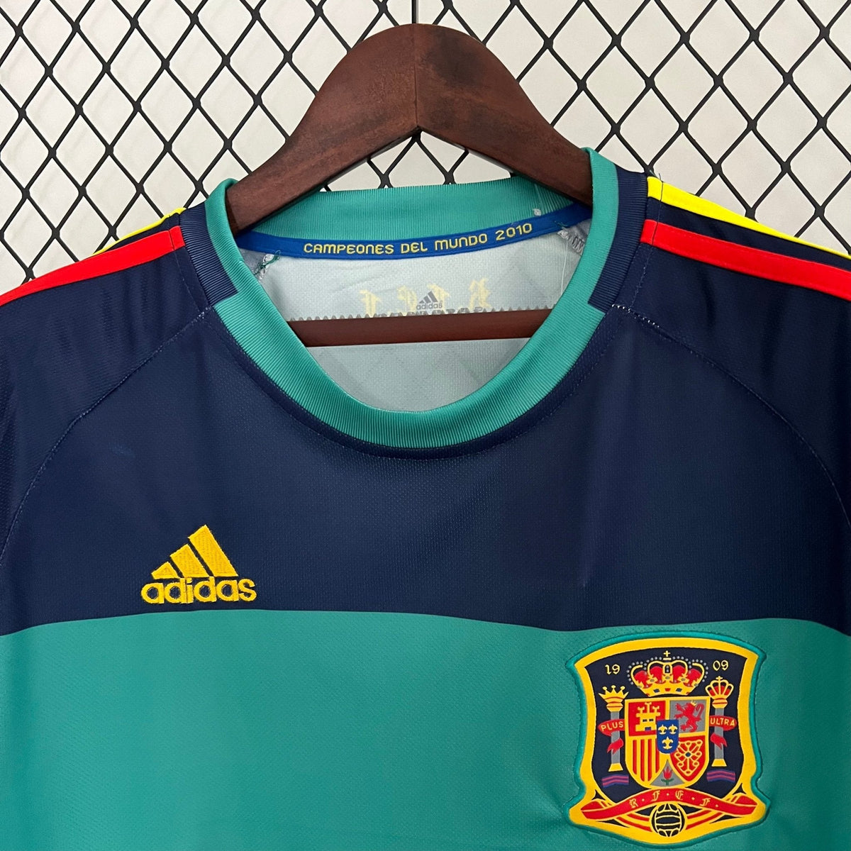 SPAIN 2010 WORLD CUP GOALKEEPER JERSEY| Footballshirt.online - Footballshirt.online